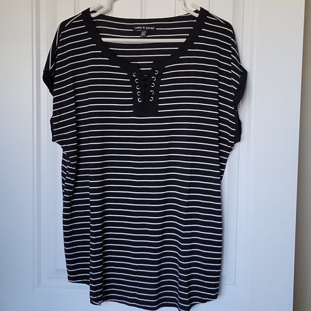 💚3/$20 Black and white striped tshirt with lacing